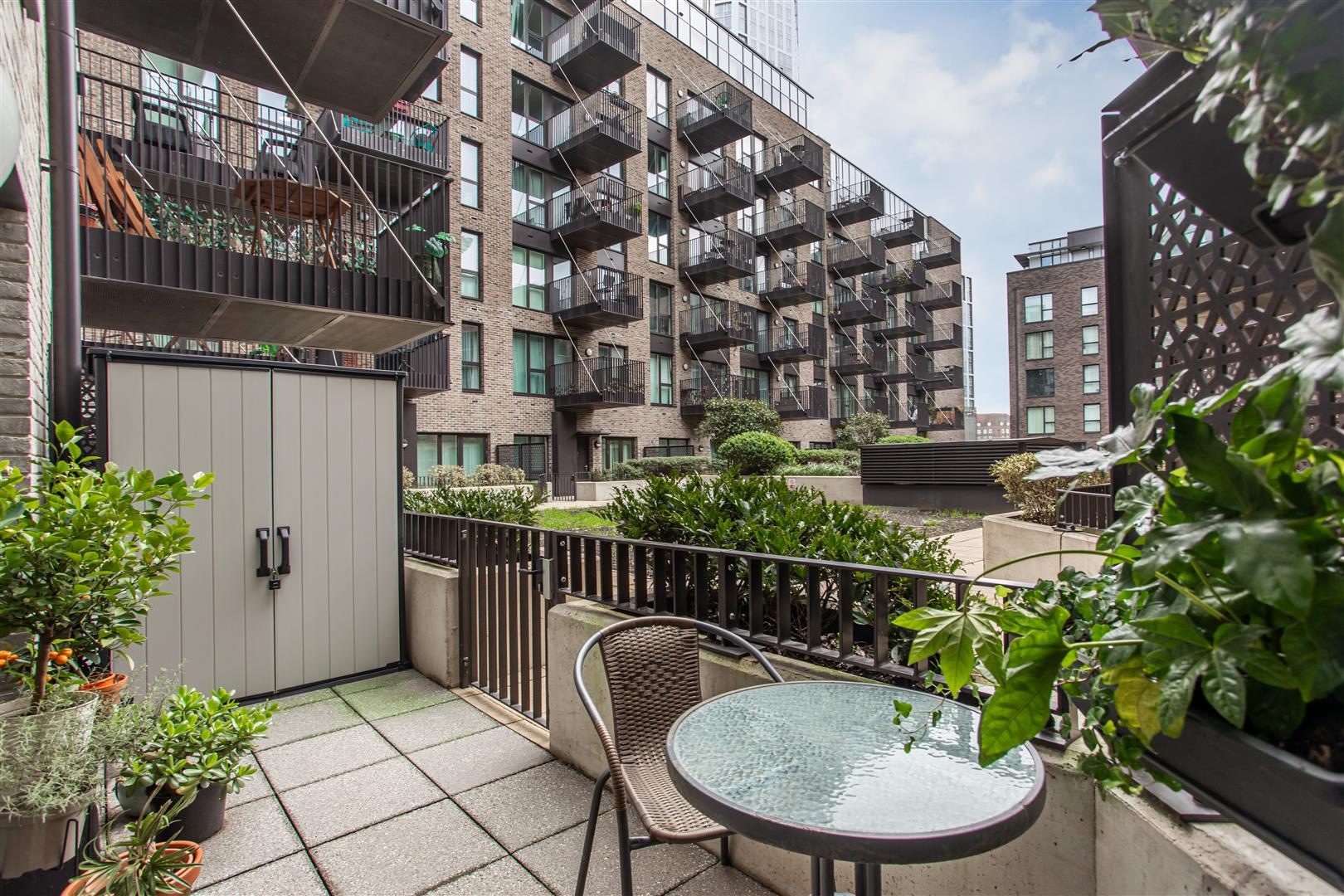 3 bed property in Highland Street, Stratford